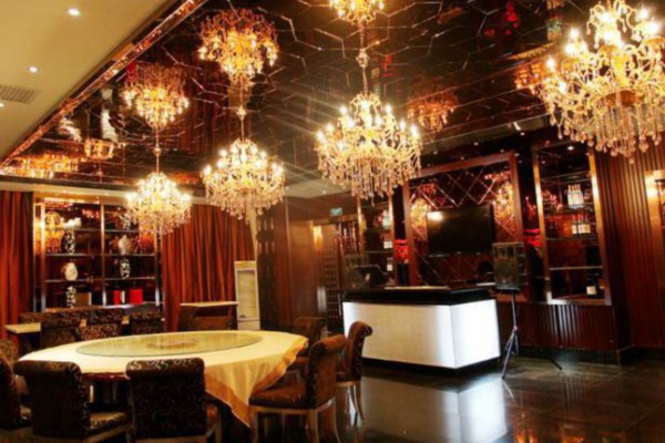 夜幕下的健康生活指南：上海成都夜休闲全解析(成都夜上海餐厅)